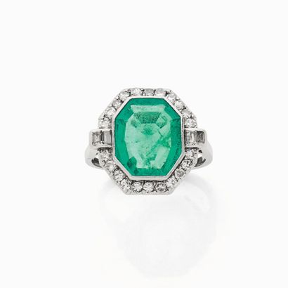 ART DÉCO
BAGUE 
ornée d'une émeraude octogonale...