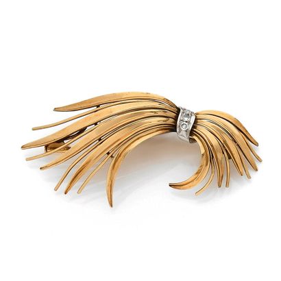 BROCHE 
présentant motif végétal retenu par...