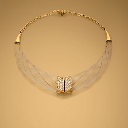 COLLIER
composé d'un élément central s'ouvrant...