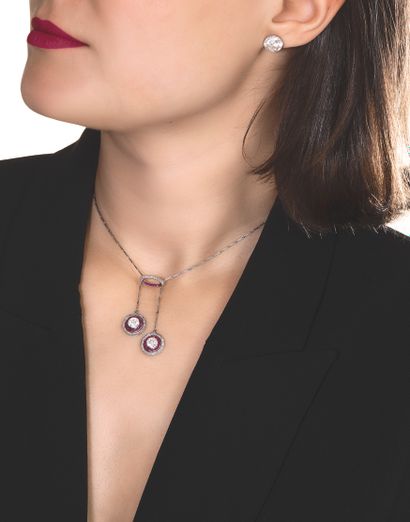 PAIRE DE PUCES D'OREILLES
retenant un diamant...