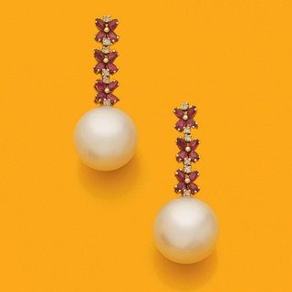 PAIRE DE BOUCLES D'OREILLES
ornée d'une ligne...