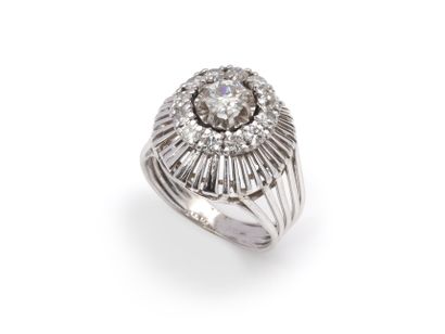 BAGUE 
retenant en son centre un diamant...