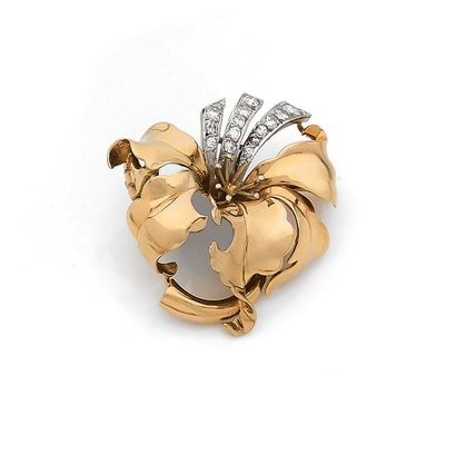 BROCHE 
présentant une fleur avec trois lignes...