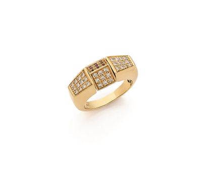 BAGUE 
présentant une forme géométrique retenant...