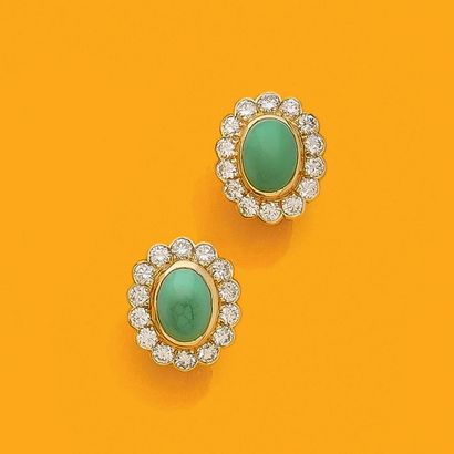 PAIRE DE BOUCLES D'OREILLES
retenant en son...