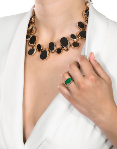 BAGUE
retenant une émeraude ovale de 4.80...