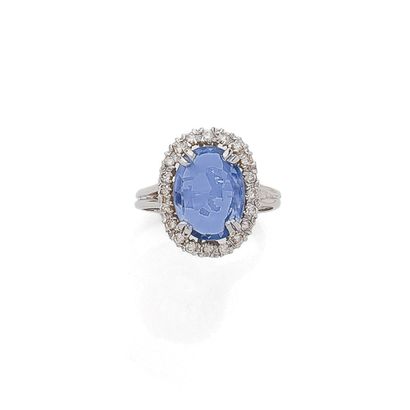 BAGUE
retenant un saphir ovale de 4 carats...