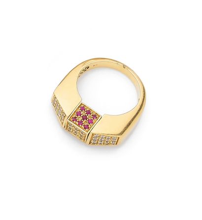 BAGUE 
présentant une forme géométrique retenant...