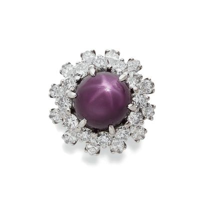 BAGUE
retenant en son centre un rubis cabochon...