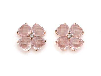 PAIRE DE PUCES D'OREILLES
présentant une...