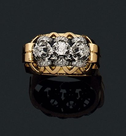 BAGUE 
retenant trois diamants ronds taille...
