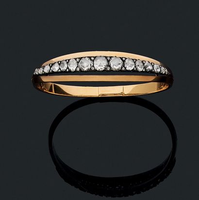 BRACELET JONC
retenant une ligne de diamants...