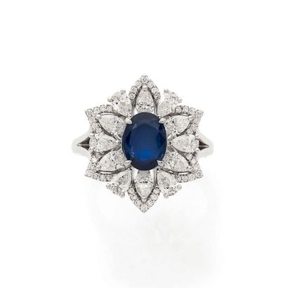 BAGUE 
présentant une fleur avec en son centre...