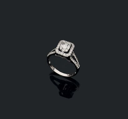 BAGUE 
retenant un dessin rectangulaire pavé...