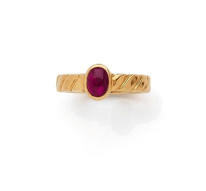 BAGUE 
ornée d'un rubis cabochon dans un...