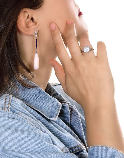 BAGUE
retenant en son centre un diamant rond...