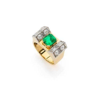 BAGUE TANK
retenant en son centre une émeraude...