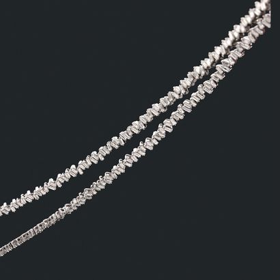 SAUTOIR
retenant un succession de diamants...