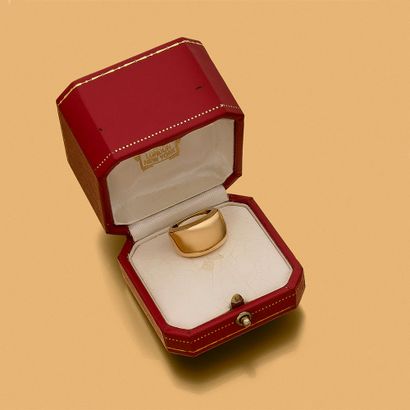 CARTIER 
BAGUE 
composée d'un jonc bombé....