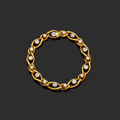 BRACELET 
composé d'une maille géométrique...