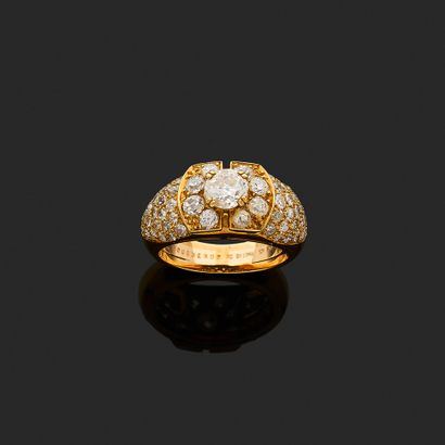 BOUCHERON 
BAGUE 
retenant en son centre...
