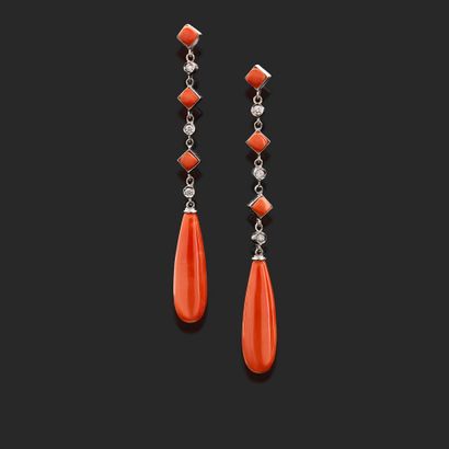 PAIRE DE BOUCLES D'OREILLES 
ornée d'une...