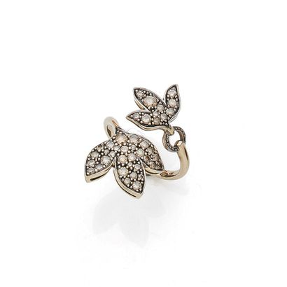 H.STERN
BAGUE 
composée d'un motif végétal...