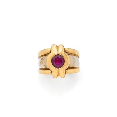 BAGUE 
ornée en son centre d'un rubis rond...
