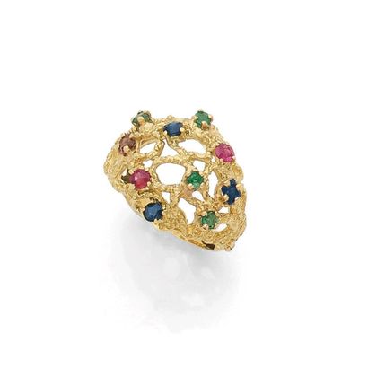 BAGUE 
composée d'un dôme avec un décor filaire...