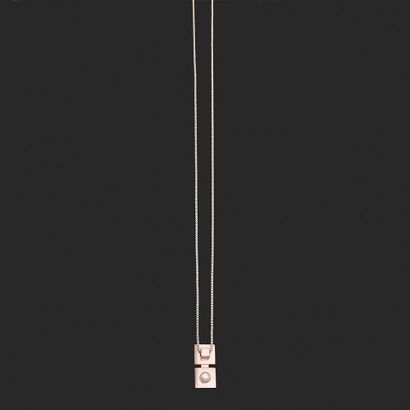 COLLIER
retenant un pendentif avec un dessin...