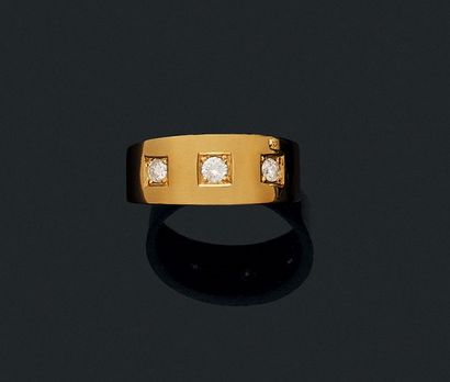 BAGUE BANDEAU
retenant trois diamants ronds...