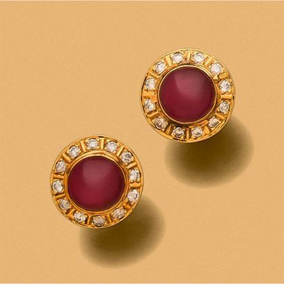 PAIRE DE PUCES D'OREILLES
ornée d'un cabochon...