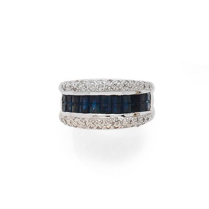 BAGUE
ornée de deux lignes de saphirs calibrés...