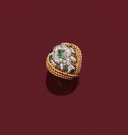 BAGUE 
retenant un dôme pavé d'émeraudes...