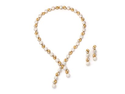ENSEMBLE
COLLIER ET PAIRE DE BOUCLES D'OREILLES
retenant...