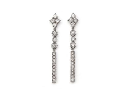 PAIRE DE BOUCLES D'OREILLES
retenant une...