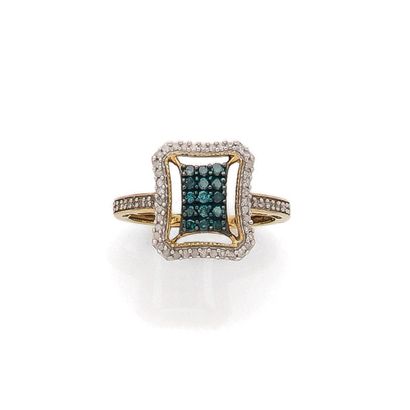 BAGUE
de forme géométrique retenant en son...