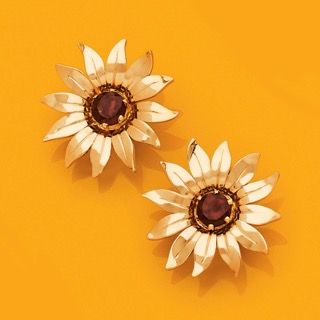 PAIRE DE BOUCLES D'OREILLES 
présentant une...