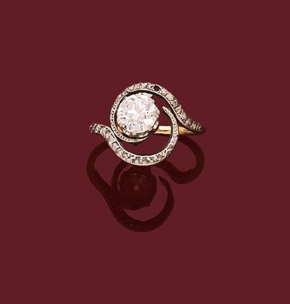 BAGUE
présentant un tourbillon retenant en...