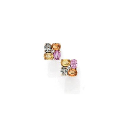 PAIRE DE PUCES D'OREILLES
ornée de huit saphirs...
