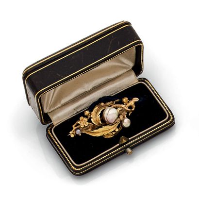 XIXème SIÈCLE
BROCHE 
retenant trois perles...