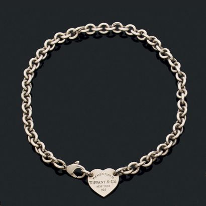 TIFFANY CO
COLLIER
retenant une succession...