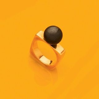 BAGUE
ornée d'une perle de Tahiti. Monture...