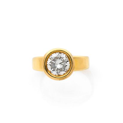 BAGUE 
retenant un diamant rond taille brillant...