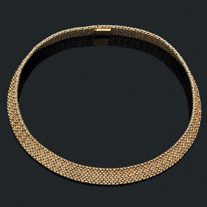 COLLIER
composé d'une maille en chevron en...