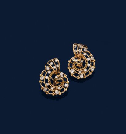 PAIRE DE BOUCLES D'OREILLES
présentant un...