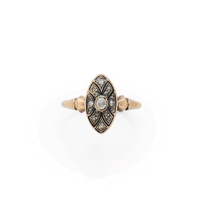 BAGUE MARQUISE
retenant un pavage de diamants...