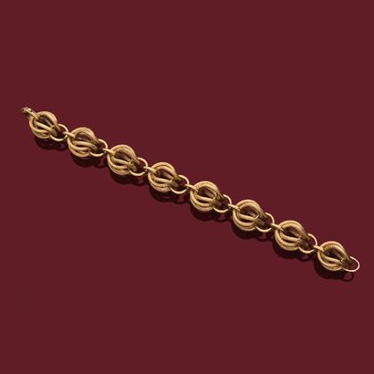 BRACELET
retenant une succession de maillons...