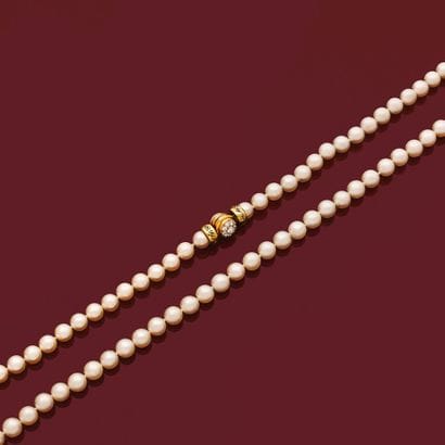 SAUTOIR
retenant une succession de perles...