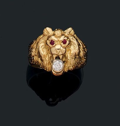 BAGUE
présentant une tête de félin ornée...